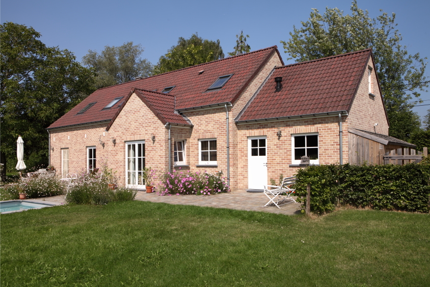 Maison classique avec chassis blanches