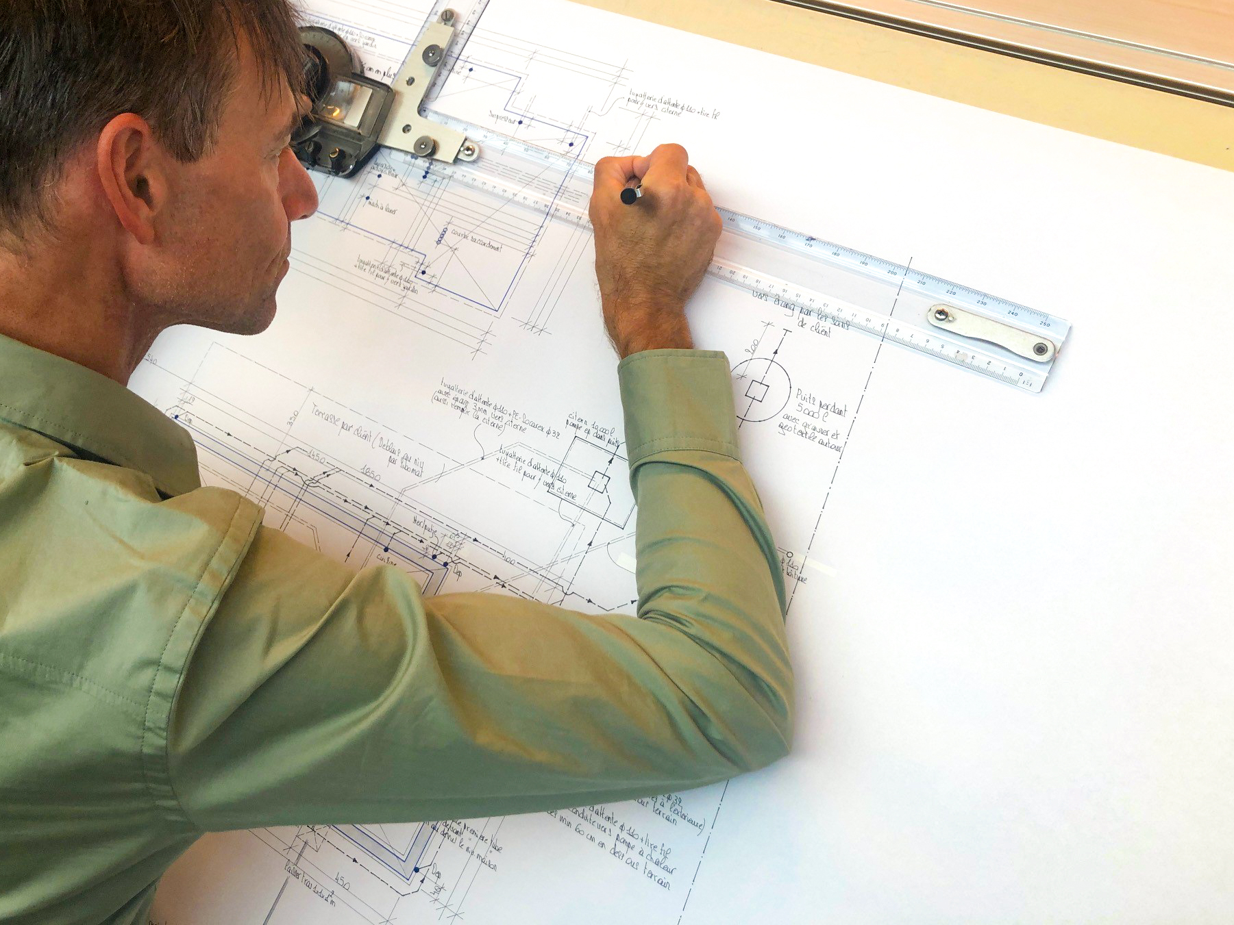 architect tekent houtskeletbouw bouwplan