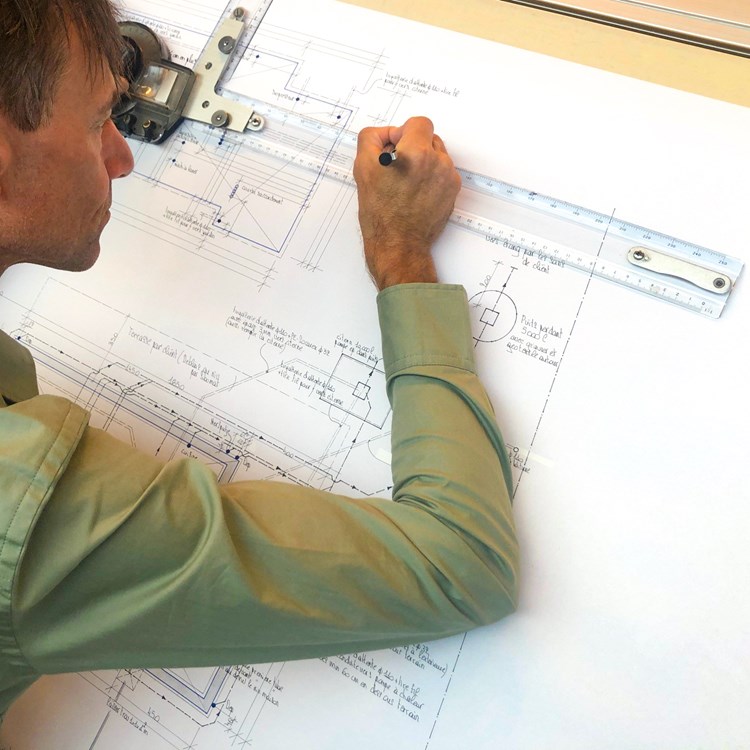 architect tekent houtskeletbouw bouwplan