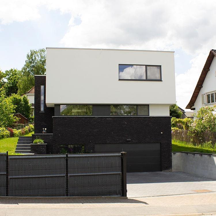 Maison contemporaine avec façade blanche et accents en bois