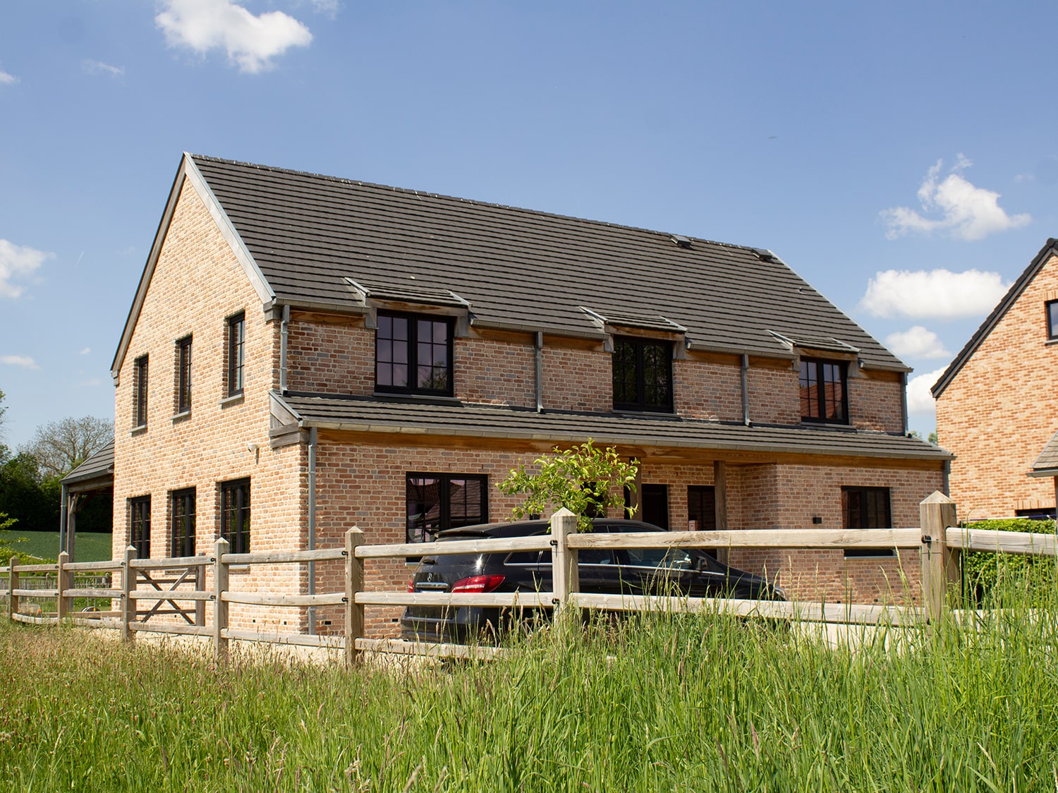 Façade maison familiale traditionnelle