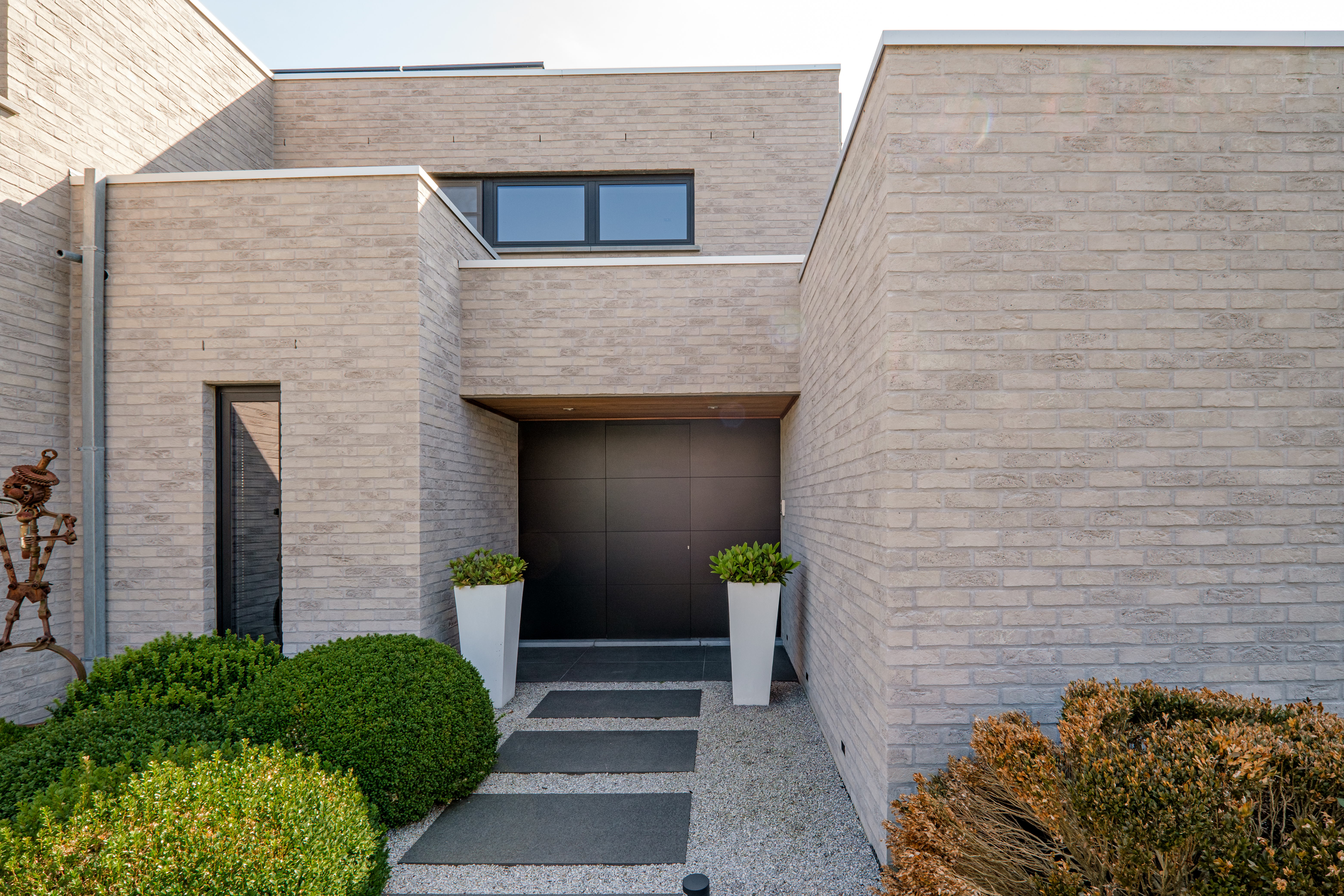 Moderne woning met stenen gevel