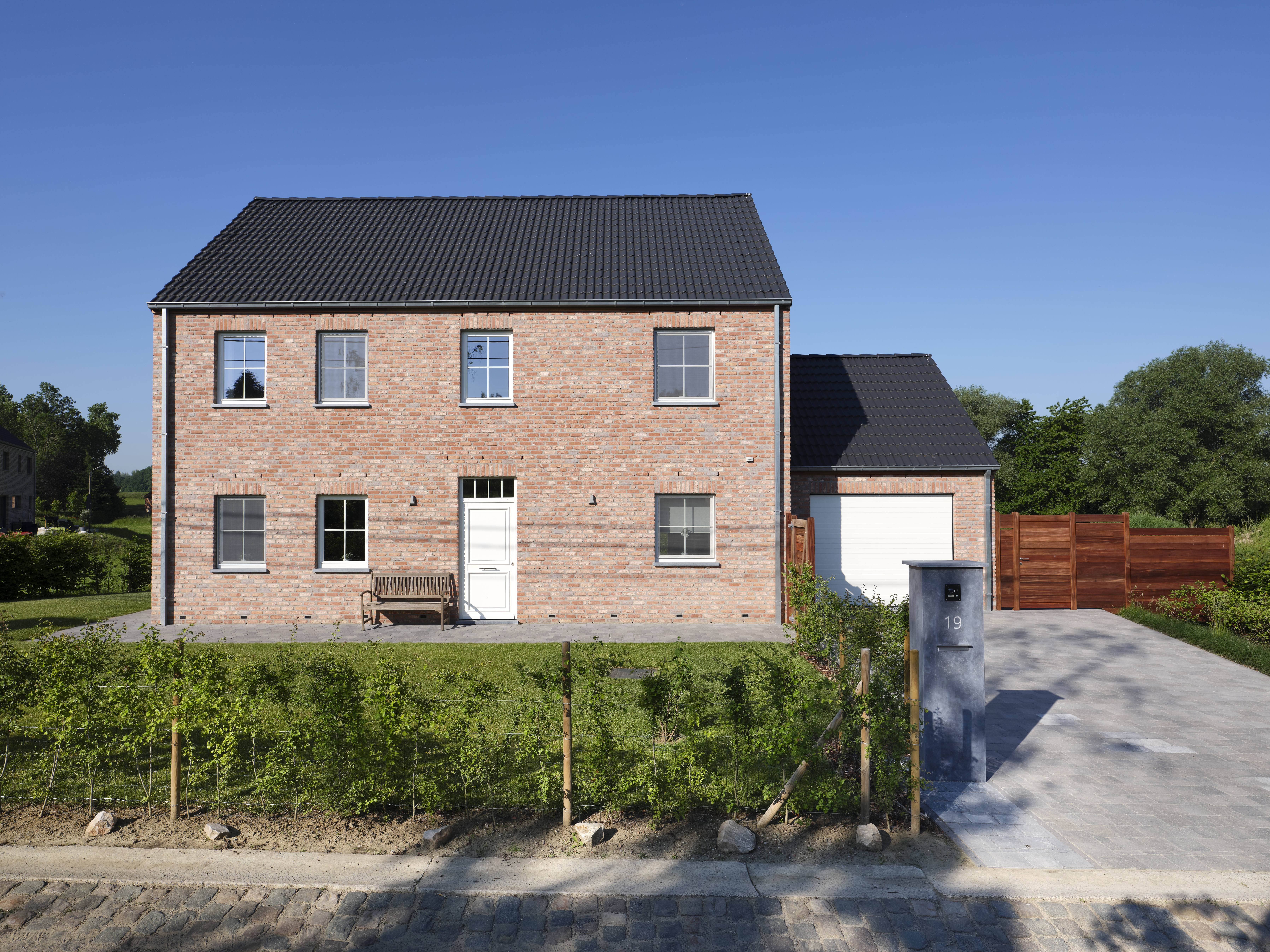 Maison classique avec garage