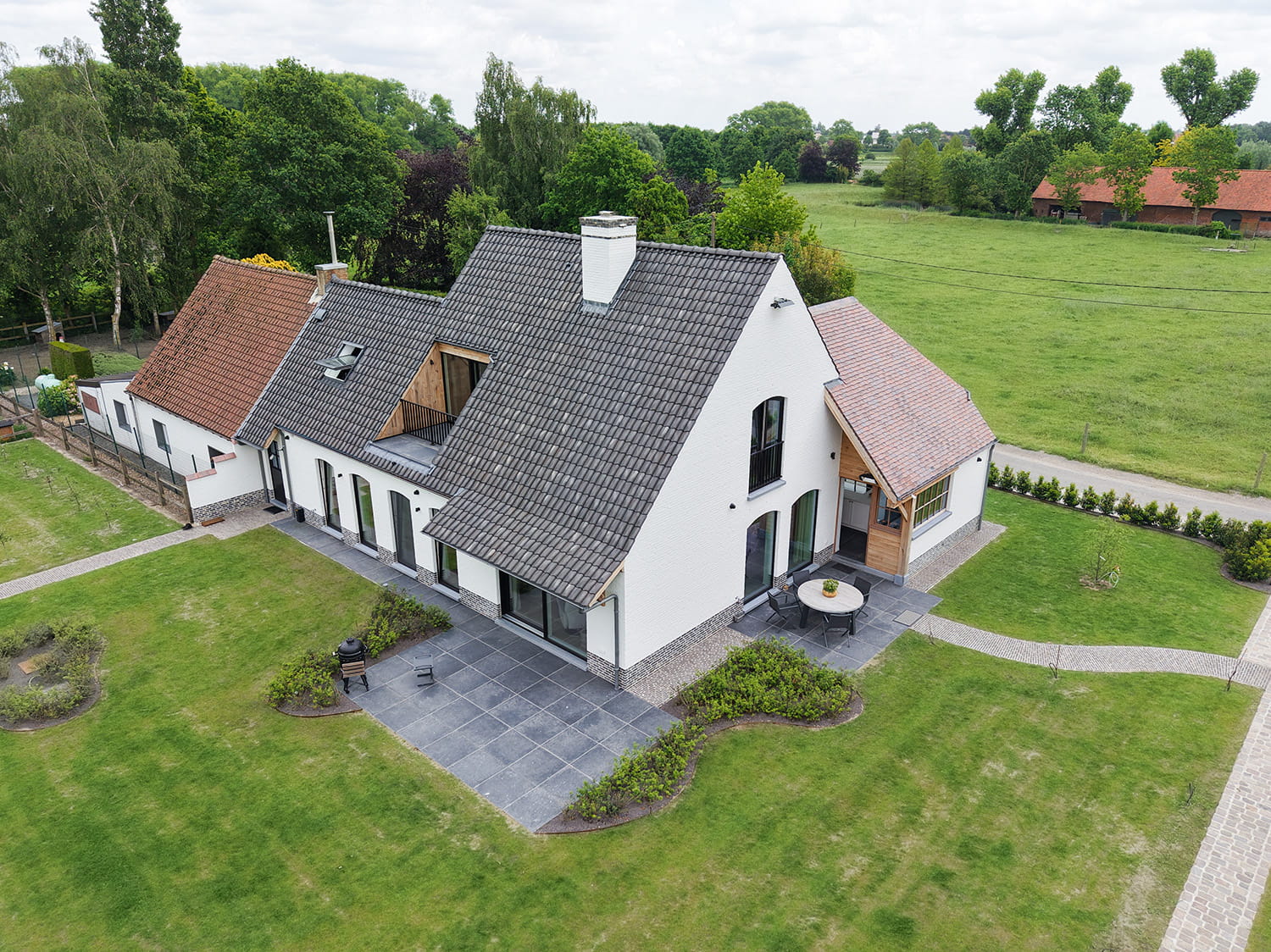 Luchtfoto van modern-landelijke villa met ruime tuin