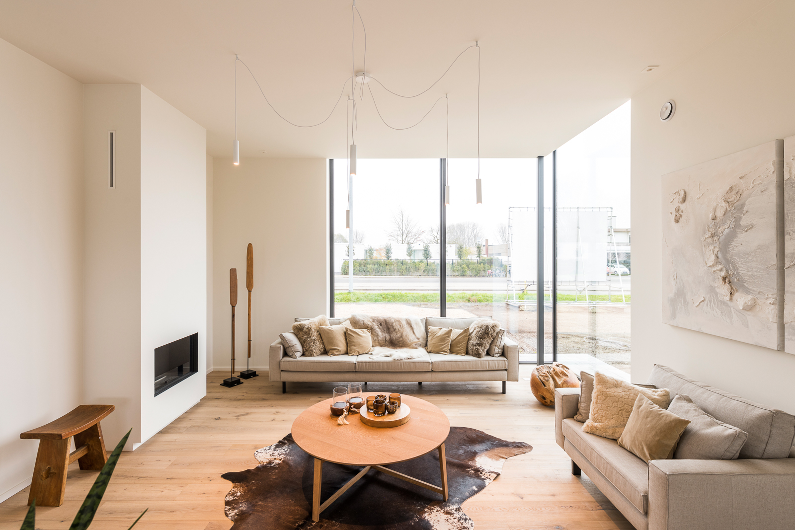 Moderne woonkamer met grote raampartijnen 