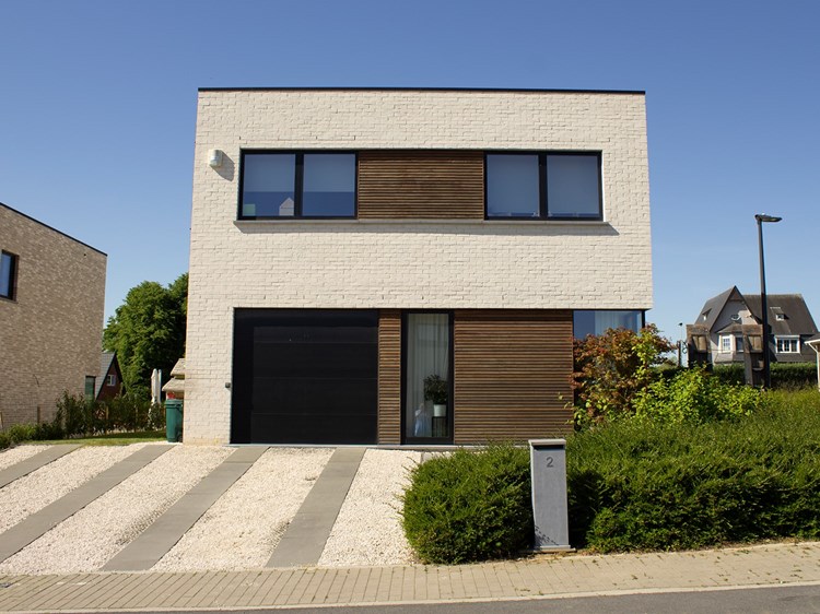 Voorgevel moderne nieuwbouwwoning Overijse