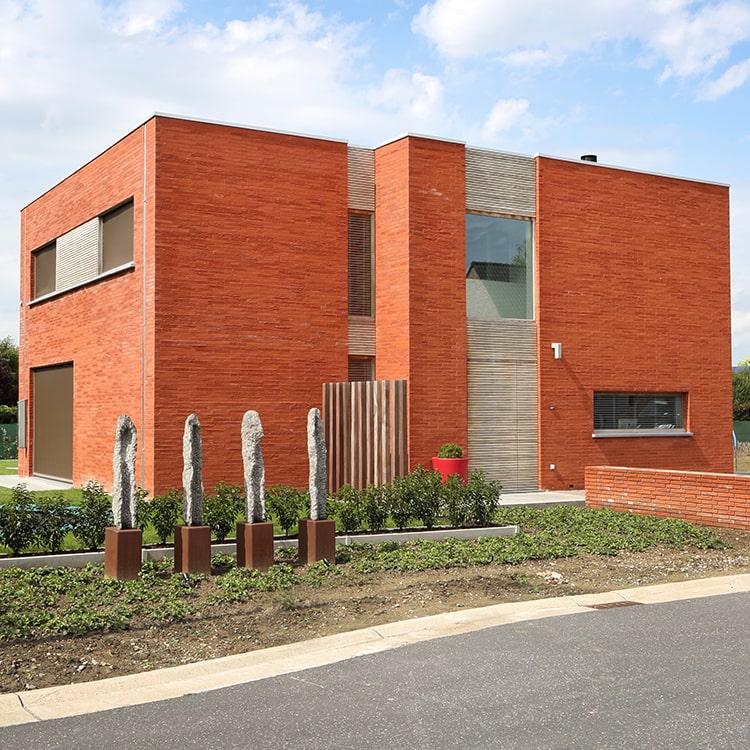 Maison contemporaine en briques rouges avec design architectural moderne
