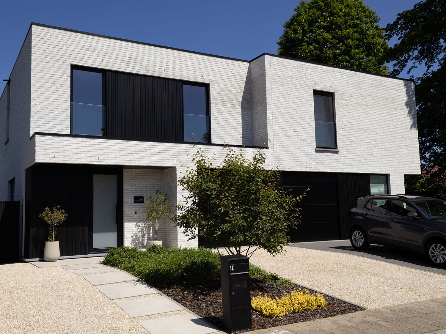 Overzicht van moderne halfopen bebouwing met witte gevelsteen