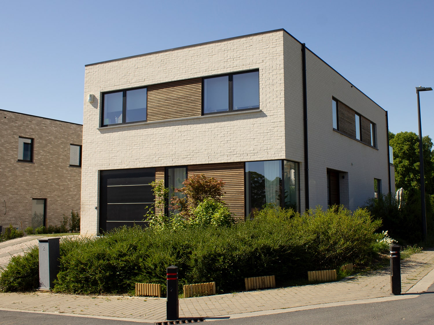 Voorgevel nieuwbouw met garage