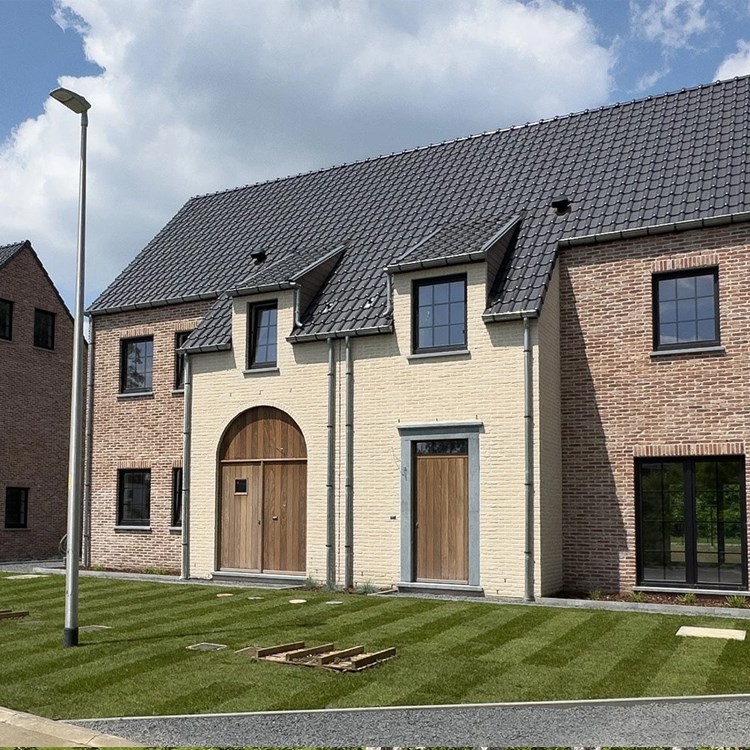 Maison mitoyenne de style rural à Dilbeek construite par une entreprise de construction