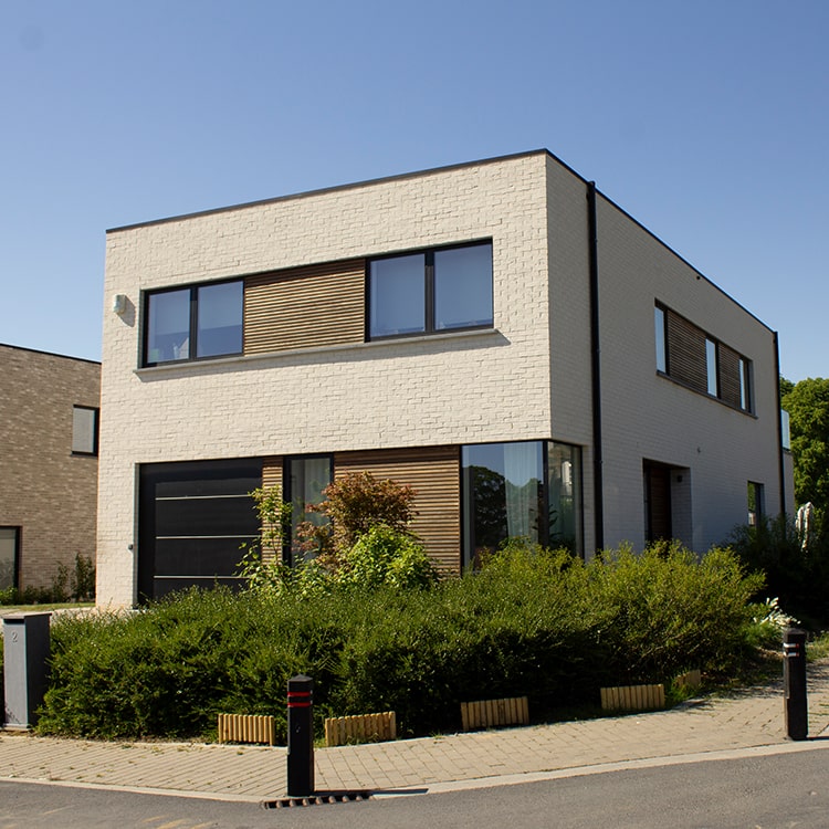 Maison contemporaine avec façade blanche et accents en bois